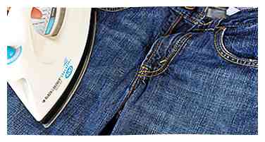 Sådan tørres jeans hurtigt med en jern 6 trin (med billeder)
