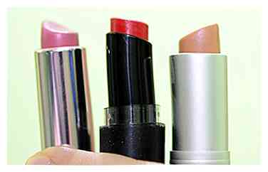 Wie Make-up für orientalische Hauttöne anwenden: 8 Schritte
