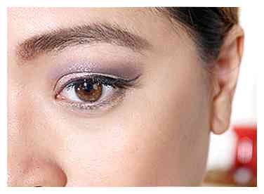 Comment appliquer le maquillage naturel pour les yeux bruns 10 étapes