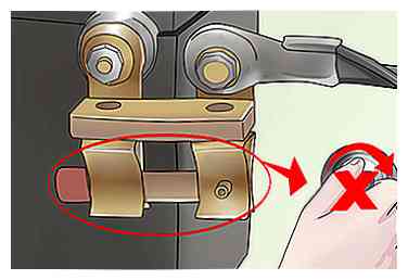 Hoe een auto-accu te bevestigen Afgesneden schakelaar 13 stappen