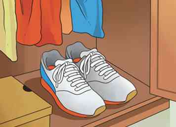 Hvordan man holder hvide sneakers rene 12 trin (med billeder)