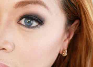 Comment faire du maquillage pour les yeux bleus (avec des photos)