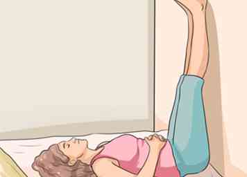 Sådan laver du yoga i seng 7 trin (med billeder)