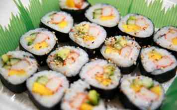 Sådan laver du en Maki Sushi 7 trin (med billeder)