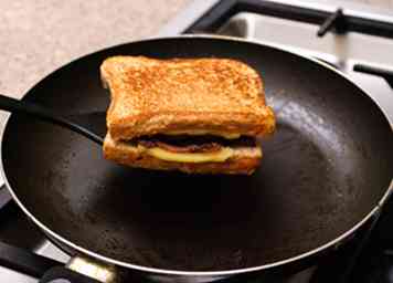 Comment faire un Patty Melt (avec des photos)