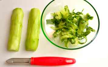 3 manieren om een ​​komkommer te schillen en te zaaien