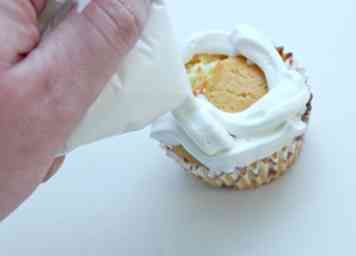 Comment glacer le glaçage sur les cupcakes 12 étapes (avec photos)