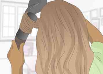 3 Wege, um Ihre Kopfhaut zu verstecken, wenn Sie dünnes Haar teilen