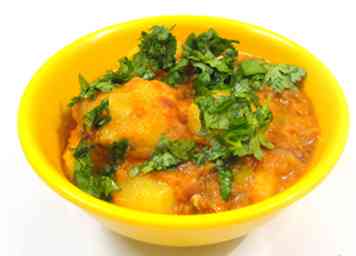 Sådan laver du Aloo Dum (Baby Potato Curry) 15 trin (med billeder)