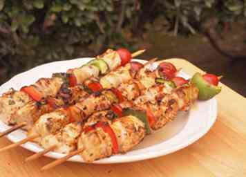 Comment faire des brochettes de poulet grillées 5 étapes (avec photos)