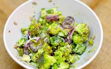 3 façons de faire de la salade de raisin au brocoli