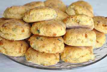 3 façons de faire des biscuits à la semoule de maïs et au cheddar