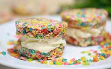 Hoe Fruity Pebble Ice Cream Sandwiches maken 14 stappen