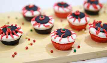 Comment faire des cupcakes de globe oculaire d'Halloween 11 étapes (avec photos)