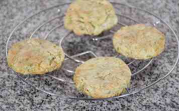 Comment faire des biscuits au parmesan et à la sauge 6 étapes (avec photos)