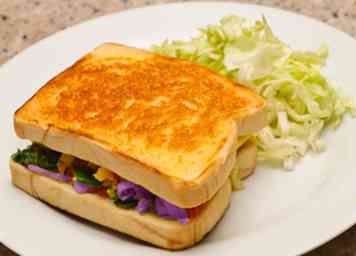 Comment faire des sandwichs au fromage grillé arc-en-ciel (avec photos)