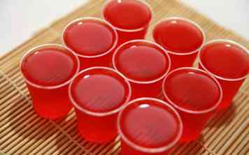 Hoe Strawberry Daiquiri Jello Shots te maken 6 stappen