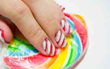 Hoe maak je een kerst Candy Cane ontwerp op je nagels 13 stappen