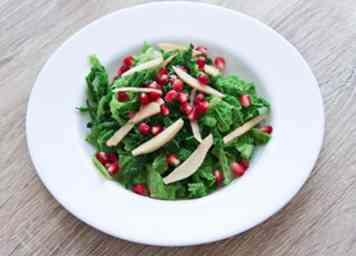 Comment faire une salade de vacances festives avec le chou frisé, la grenade et la pomme