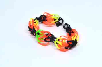 Comment faire un bracelet citrouille Rainbow Loom (avec photos)