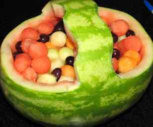 Sådan laver du en vandmelonkurv Frugtsalat 7 trin