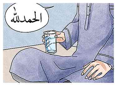 Wie man Wasser gemäß islamischer Sunnah trinken kann: 7 Schritte