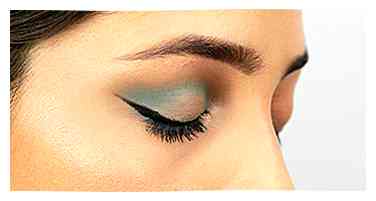 Sådan appliceres blå øjeskygge 12 trin (med billeder)