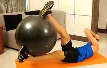4 Möglichkeiten, eine Schere Twist mit einem Gymnastikball zu tun