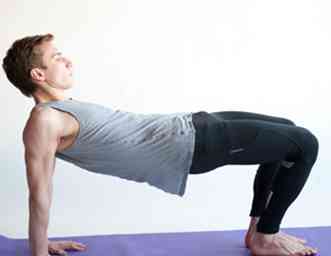 Cómo hacer la postura de la tabla en Yoga 4 pasos (con fotos)