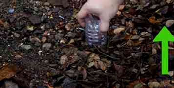 Wie man einen Regenmesser aus einer Plastikflasche macht: 9 Schritte