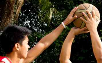 Hoe strakke perimeter verdediging in basketbal te spelen 6 stappen