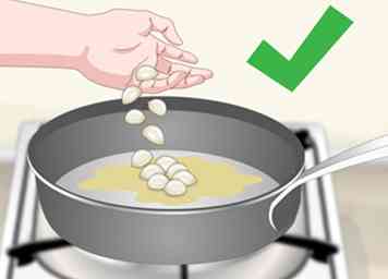 Cómo cultivar ajo en el interior en una olla (con fotos)