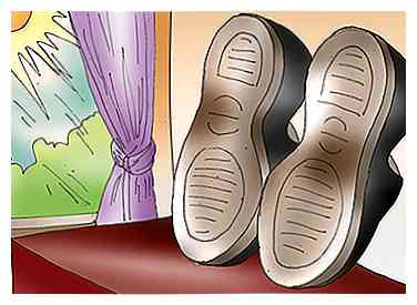 3 Möglichkeiten, quietschende Schuhe zu reparieren