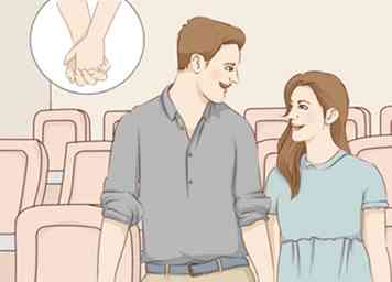 Comment embrasser une fille pendant les films pour les gars du collège