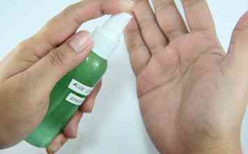 Hoe Aloe Citrus Deodorizing Spray voor voeten en handen te maken