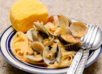 Sådan laver du en Clam og Linguini Dinner 12 trin (med billeder)