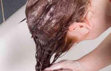 Sådan laver du en kokosnød og olivenolie hårmaske til tørt eller beskadiget hår