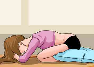 Cómo realizar la postura del niño en el yoga 12 pasos (con fotos)